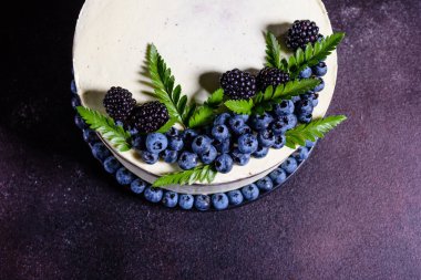 Güzel lezzetli kek beyaz krema ve yaban mersini, çilek