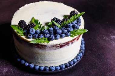 Güzel lezzetli kek beyaz krema ve yaban mersini, çilek