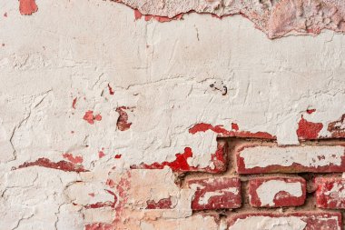 Çatlakları ve çizikleri olan tuğla duvar dokusu arka plan olarak kullanılabilir.