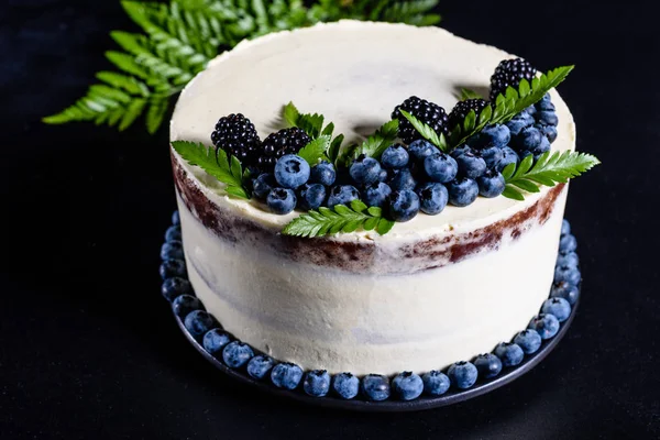 Schönen Leckeren Kuchen Mit Weißer Sahne Und Beeren Von Blaubeeren — Stockfoto