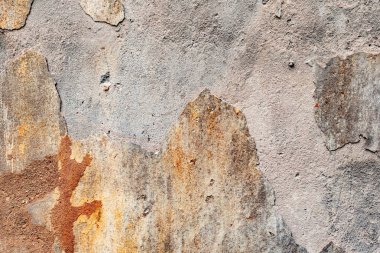 Çatlakları ve çizikleri olan beton bir duvarın dokusu arka plan olarak kullanılabilir.