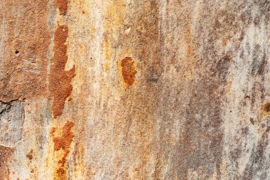 Çatlakları ve çizikleri olan beton bir duvarın dokusu arka plan olarak kullanılabilir.