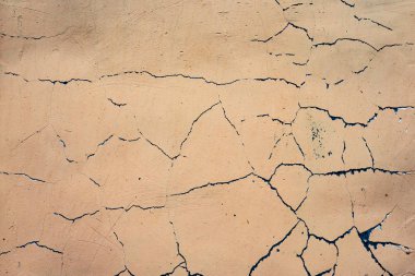 Çatlakları ve çizikleri olan beton bir duvarın dokusu arka plan olarak kullanılabilir.