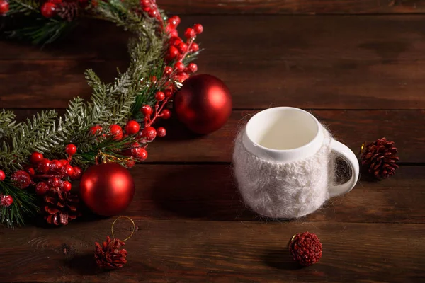 香りの良いお茶のためのカップとクリスマスホリデーテーブル 大晦日 木製の休日のテーブルの準備と敷設 — ストック写真