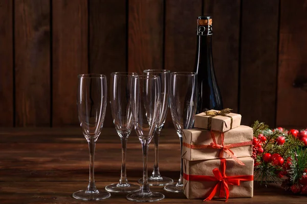 クリスマスホリデーテーブル グラスとシャンパン1本付 大晦日 木製の休日のテーブルの準備と敷設 — ストック写真