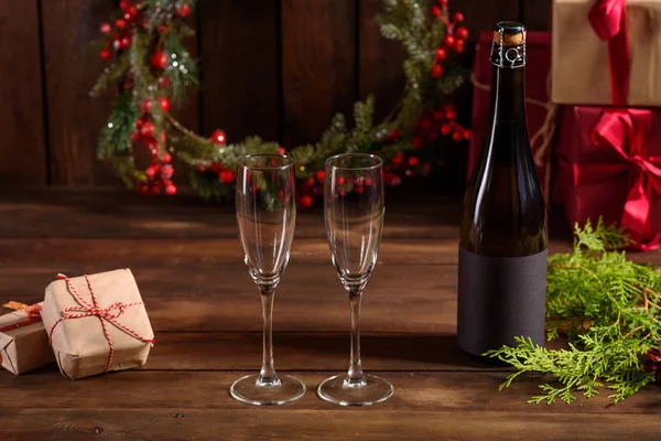 Kerst Vakantie Tafel Met Glazen Een Fles Wijn Van Champagne — Stockfoto
