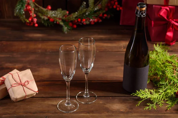 Рождественский Стол Бокалами Бутылкой Шампанского Канун Нового Года Подготовка Накрытие — стоковое фото