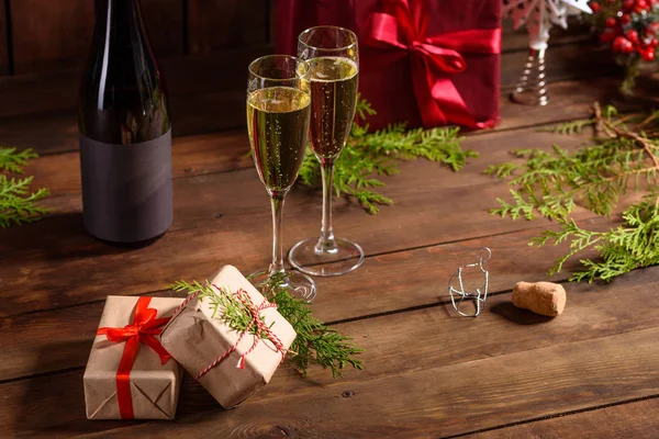 Mesa Natal Com Copos Uma Garrafa Vinho Champanhe Eva Ano — Fotografia de Stock