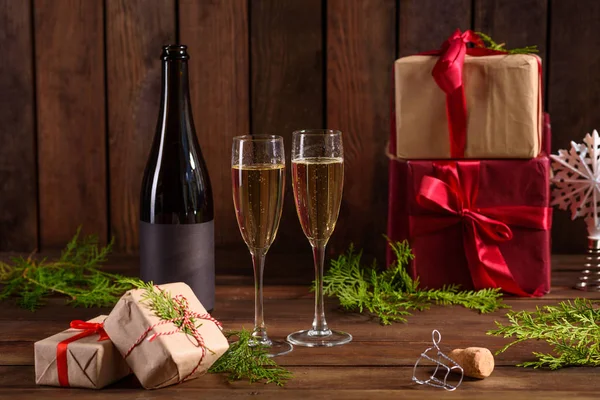 Рождественский Стол Бокалами Бутылкой Шампанского Канун Нового Года Подготовка Накрытие — стоковое фото