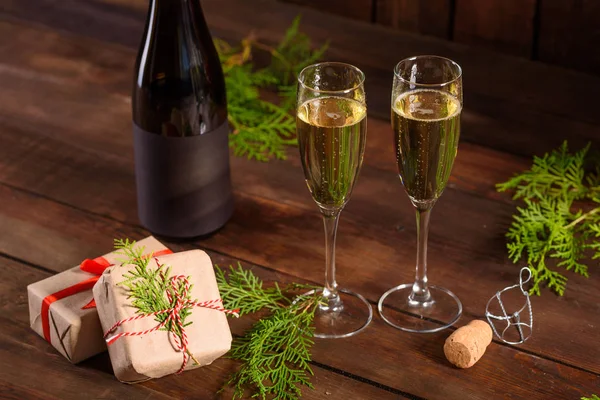 Mesa Natal Com Copos Uma Garrafa Vinho Champanhe Eva Ano — Fotografia de Stock