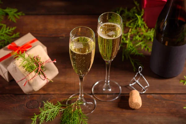Χριστουγεννιάτικο Τραπέζι Διακοπών Ποτήρια Και Ένα Μπουκάλι Κρασί Σαμπάνιας Παραμονή — Φωτογραφία Αρχείου