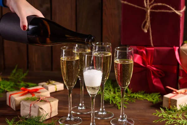 Mesa Natal Com Copos Uma Garrafa Vinho Champanhe Eva Ano — Fotografia de Stock