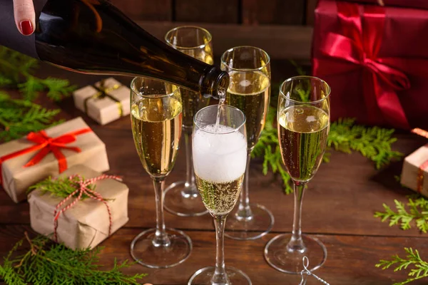 クリスマスホリデーテーブル グラスとシャンパン1本付 大晦日 木製の休日のテーブルの準備と敷設 — ストック写真