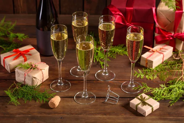 Mesa Natal Com Copos Uma Garrafa Vinho Champanhe Eva Ano — Fotografia de Stock