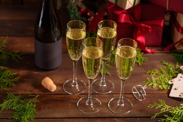 Mesa Natal Com Copos Uma Garrafa Vinho Champanhe Eva Ano — Fotografia de Stock