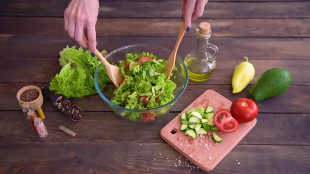 Process Preparation Fresh Juicy Tasty Salad Tomatoes Cucumbers Pepper Lettuce — Stock Video