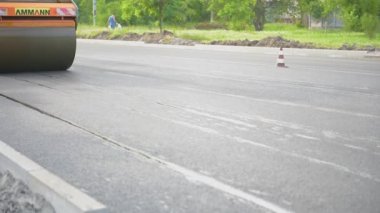 Nikopol, Dnepropetrovsk bölgesi/Ukrayna 29 Mayıs 2019: Asfalt kaplamanın tam olarak değiştirilmesi ile yolun onarımı. İş yerinde asfalt asfaltlama makinesi