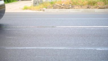 Nikopol, Dnepropetrovsk bölgesi/Ukrayna 29 Mayıs 2019: Asfalt kaplamanın tam olarak değiştirilmesi ile yolun onarımı. İş yerinde asfalt asfaltlama makinesi