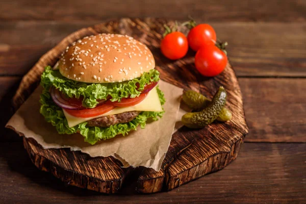 Tasty Grilled Homemade Burger Beef Tomato Cheese Cucumber Lettuce Delicious — Stock Photo, Image