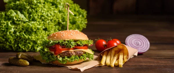 Smaczne Grillowane Domowe Burger Wołowiną Pomidorem Serem Ogórkiem Sałaty Pyszne — Zdjęcie stockowe