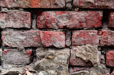 Çatlakları ve çizikleri olan tuğla duvar dokusu arka plan olarak kullanılabilir.