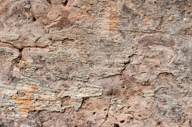 Çatlakları ve çizikleri olan beton bir duvarın dokusu arka plan olarak kullanılabilir.