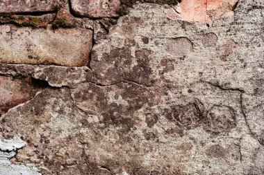 Çatlakları ve çizikleri olan beton bir duvarın dokusu arka plan olarak kullanılabilir.