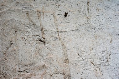 Çatlakları ve çizikleri olan beton bir duvarın dokusu arka plan olarak kullanılabilir.