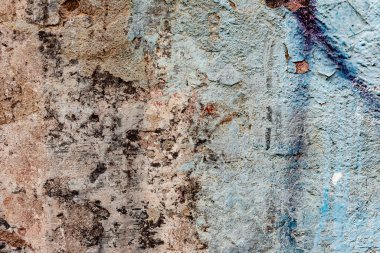 Çatlakları ve çizikleri olan beton bir duvarın dokusu arka plan olarak kullanılabilir.