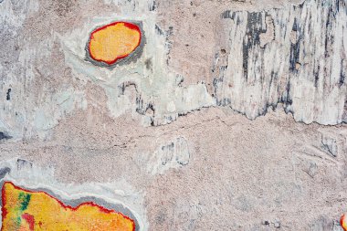 Çatlakları ve çizikleri olan beton bir duvarın dokusu arka plan olarak kullanılabilir.