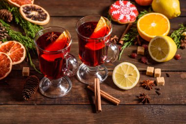 Noel sıcak şarap ve tarçın kakule ve ahşap arka planda anason.