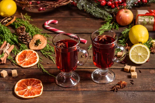 Heißer Weihnachtsglühwein Mit Zimt Kardamom Und Anis Auf Holzgrund — Stockfoto