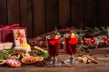 Noel sıcak şarap ve tarçın kakule ve ahşap arka planda anason.