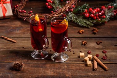 Noel sıcak şarap ve tarçın kakule ve ahşap arka planda anason.