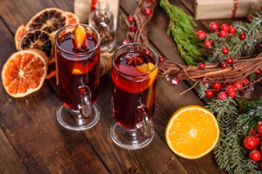 Noel sıcak şarap ve tarçın kakule ve ahşap arka planda anason.