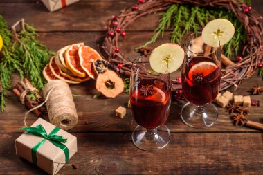 Noel sıcak şarap ve tarçın kakule ve ahşap arka planda anason.