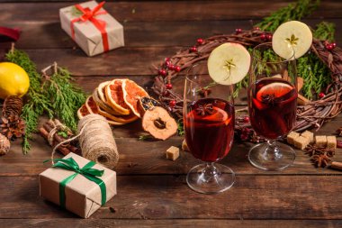 Noel sıcak şarap ve tarçın kakule ve ahşap arka planda anason.