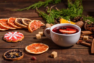 Noel sıcak şarap ve tarçın kakule ve ahşap arka planda anason.