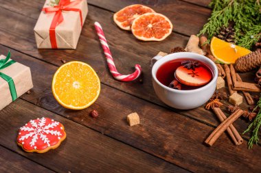 Noel sıcak şarap ve tarçın kakule ve ahşap arka planda anason.