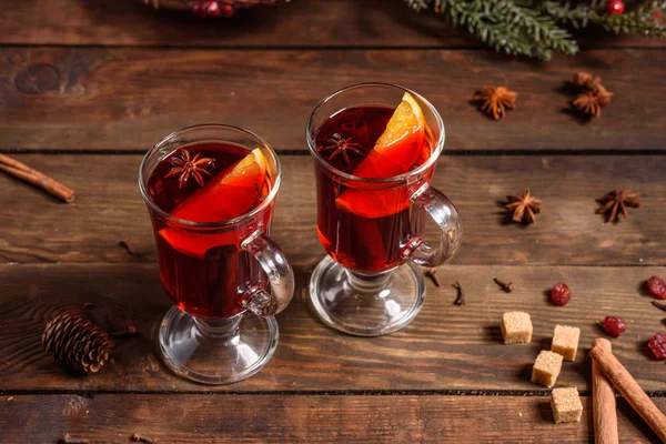 Χριστουγεννιάτικο Ζεστό Ζεστό Κρασί Κάρδαμο Κανέλας Και Γλυκάνισο Ξύλινο Φόντο — Φωτογραφία Αρχείου