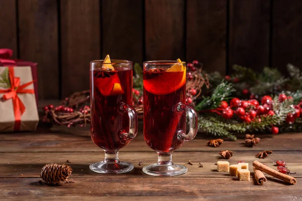 Natal Quente Vinho Ruminado Com Cardamomo Canela Anis Fundo Madeira — Fotografia de Stock