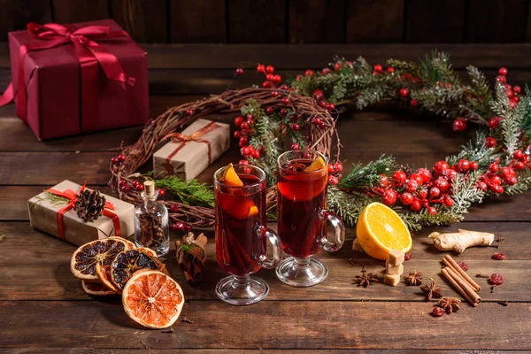 圣诞热葡萄酒 豆蔻和茴香 木制背景 — 图库照片