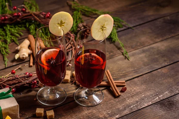 クリスマスホットモールドワインとシナモンカルダモンとアニスの木の背景 — ストック写真