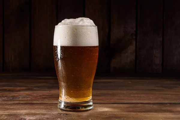 Glas Bier Auf Holz Hintergrund Mit Kopierraum Volles Glas Mit — Stockfoto