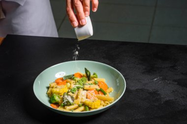 Brokoli, mısır, havuç ve diğer sebzeler ile peynir parmesan serpilir lezzetli taze sıcak hamur. Vejetaryen yemekler