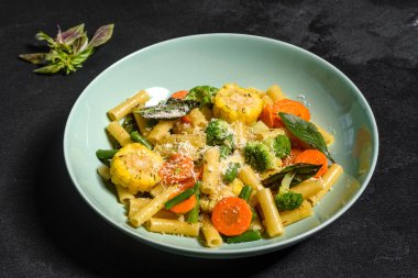 Brokoli, mısır, havuç ve diğer sebzeler ile peynir parmesan serpilir lezzetli taze sıcak hamur. Vejetaryen yemekler