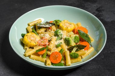 Brokoli, mısır, havuç ve diğer sebzeler ile peynir parmesan serpilir lezzetli taze sıcak hamur. Vejetaryen yemekler