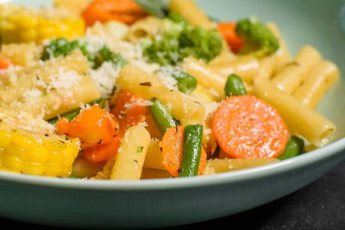 Brokoli, mısır, havuç ve diğer sebzeler ile peynir parmesan serpilir lezzetli taze sıcak hamur. Vejetaryen yemekler