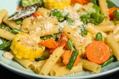 Brokoli, mısır, havuç ve diğer sebzeler ile peynir parmesan serpilir lezzetli taze sıcak hamur. Vejetaryen yemekler