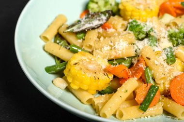 Brokoli, mısır, havuç ve diğer sebzeler ile peynir parmesan serpilir lezzetli taze sıcak hamur. Vejetaryen yemekler